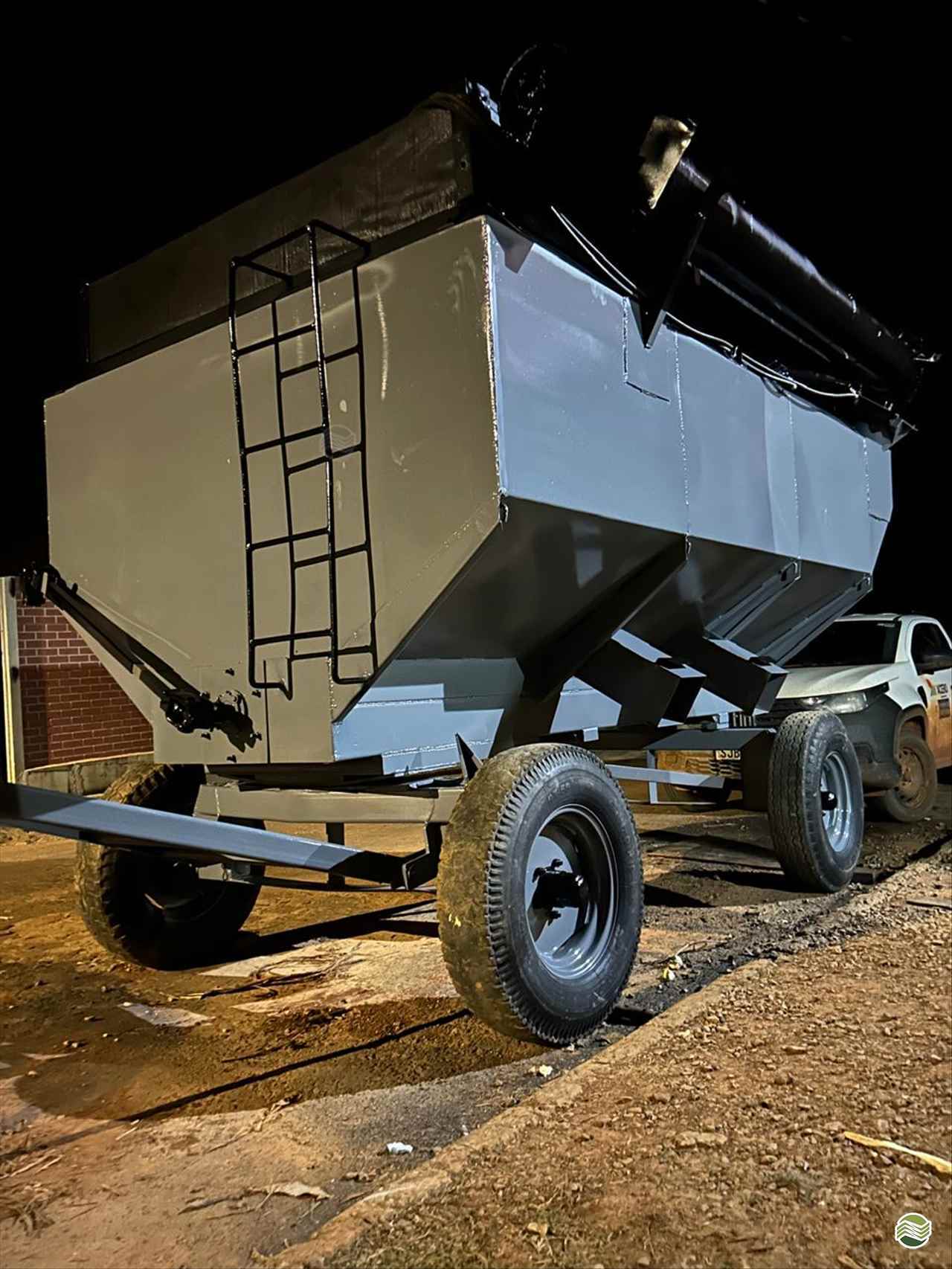 IMPLEMENTOS AGRICOLAS CARRETA BAZUKA GRANELEIRA 6000 Marcão Tratores UBERABA MINAS GERAIS MG